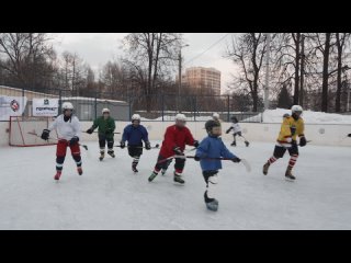 Мастер-класс для дворовых хоккеистов с участием нападающего АКМ Данилы Попова