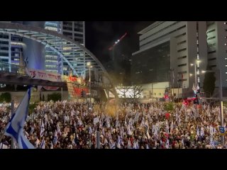 Ce soir  Tel Aviv, des milliers de personnes manifestent pour rclamer un cessez-le-feu immdiat, un accord pour la libration