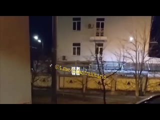 В Киеве на бульваре Верховной Рады произошел прорыв трубы. Специалисты “Киевводоканала“ уже работают на месте