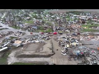 Secuelas del tornado que devastó cientos de hogares en ., vistas desde un dron
