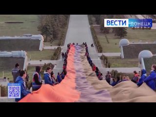 🇷🇺 В честь 10-летия со Дня провозглашения Донецкой Народной Республики активисты развернули на Саур-Могиле огромный флаг региона