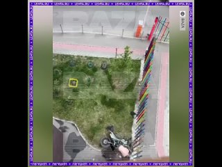 Пьяный россиянин целый час уговаривал завестись чужой мотоцикл. А потом обессиленный рухнул на травку.  Житель... (видео)