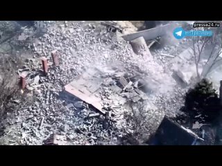 Эпичное видео. Российские вертолетчики обрушили домик вражеских дроноводов, который ранее отследила