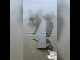 Томск - город буквально тонет под натиском разлившейся реки Томь.