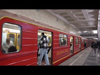 именой поезд метро Номерной красная стрела на станции метро Сокольники