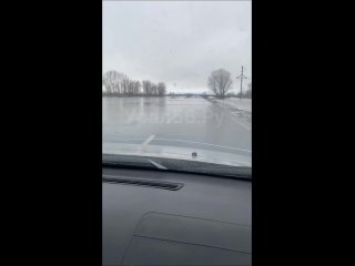 Трассу в Оренбургской области, где в 2022 году во время паводка утонули два авто с людьми, стало вновь затапливать