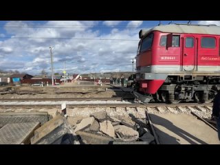 ▪️ Поезд заблокировал переезд из-за поломки тепловоза