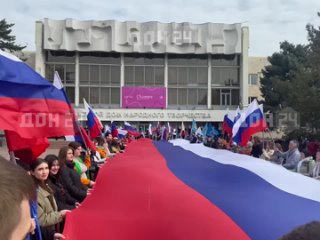 🇷🇺Огромный флаг в честь воссоединения Крыма с Россией растянули в центре Ростова