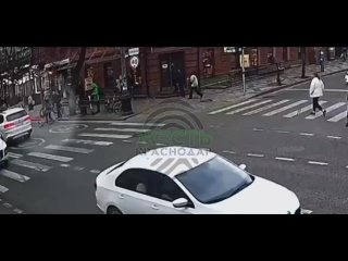 В Краснодаре велосипедист на дороге столкнулся с легковушкой На пересечении Красной и Карасунской на красный сигнал светофор
