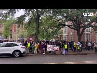 Activistas y estudiantes organizan una protesta frente a la Universidad de Tulane y la Universidad de Nueva Orleans, rechazando