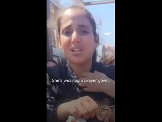 Una niña palestina desplazada le dijo a un periodista el lunes que las fuerzas criminales Israeli dispararon a su madre en el co