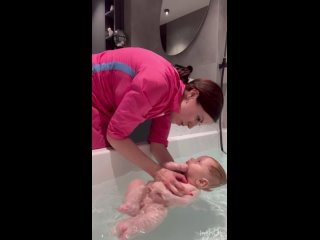 Видео от Грудничковое плавание | Детский массаж