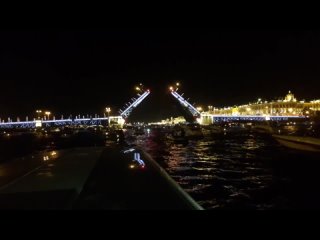 Развод Дворцового моста с кораблика