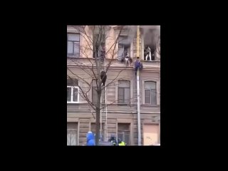 Дворник мигрант спас девушек от пожара в Петербурге.