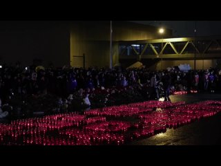 Дети, молодые, взрослые и пожилые: вчера возле почти полностью разрушенного «Крокус Сити Холл» люди стояли под дождём в километр