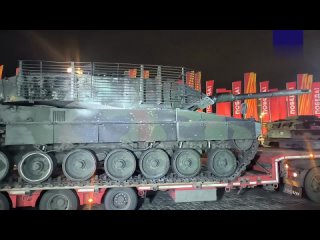 ️Трофейные танки Leopard 2A6 и T-72 привезли на Поклонную гору в Москве, где 1 мая перед Музеем Победы откроется выставка трофее