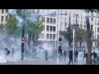 Беспорядки охватили французские города в ходе первомайских демонстраций. В Париже, Лионе и Нанте радикалы громят витрины и забра
