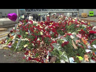 В память о погибших： москвичи и гости столицы несут цветы к «Крокусу»