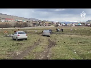СУСК обнародовал фото и видео следственных действий в Улагане, где в ночь с 3 на 4 мая местный житель до смерти избил свою гражд