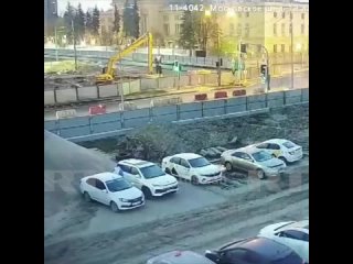 Автомобиль каршеринга на большой скорости улетел в котлован в Петербурге, пытаясь скрыться от сотрудников ДПС.