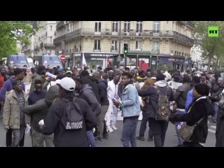 France: Hundreds of protesters burst into song coming out against deportations