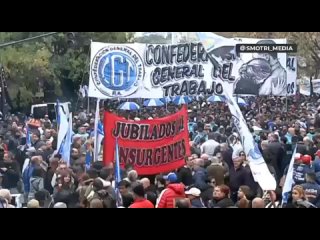 В Аргентине проходят первомайские протесты против реформ президента Хавьера Милея,  местные СМИ.