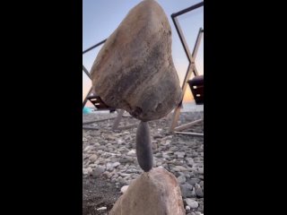 Все же видели на пляже в Сочи потрясающие балансирующие камни