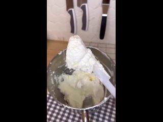 Крем для выравнивания на швейцарской меренге, без творожного сыра ❤ Видео от Помощник Кондитера (Рецепты, макеты, торты