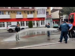 Душ из брандспойтов: водителя пожарного автомобиля проводили на заслуженный отдых в Анапе