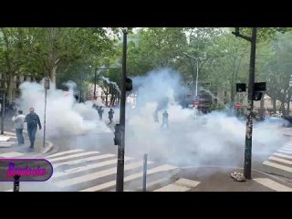 Violent clashes between law enforcers and May Day protesters have begun in France  17 people have already been detained, the po