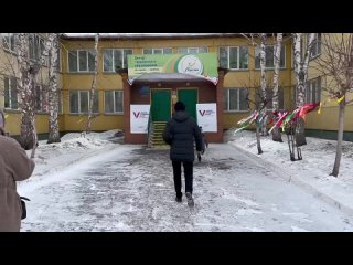 Руководитель фракции ЛДПР в Красноярском городском совете Семён Сендерский традиционно голосует всей семьей