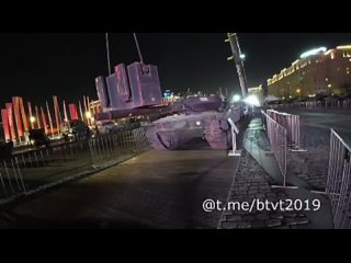 At an exhibition in Moscow, the cannon of the German Leopard tank was demonstratively bent