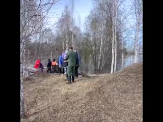 Приехали в Слободчики Усть-Ишимского района, где дома расположены очень близко к реке. Большая вода сюда пришла вчера. Старожилы