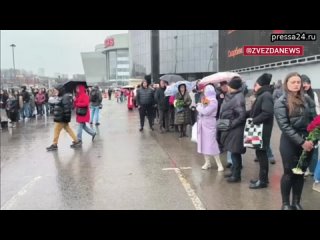 Москвичи сегодня пришли к “Крокусу“ почтить память погибших во время теракта.