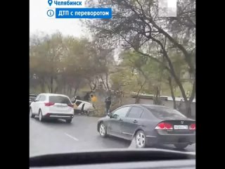 🚗🚗🚗 В Челябинске перевернулась машина такси.