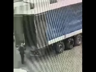 Во время урагана в Подольске (Московская область) мужчину вырубила дверь от фуры

Мужчина выгружал товары на склад, но сильным п