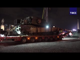 Захваченный на авдеевском направлении американский танк M1 Abrams ВСУ привезли на Поклонную гору в Москве, где перед Музеем По