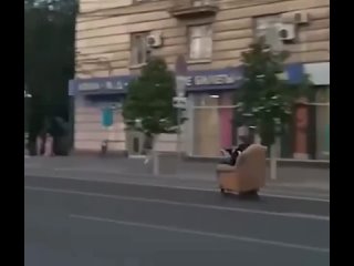 В Волгограде заметили парня, который катался на электрокресле-самокате.
