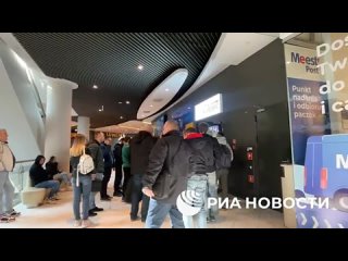 Граждане Украины осаждают паспортный центр в Варшаве