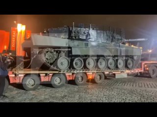 В Москве привезли трофейный танк Leopard 2A6 на грядущую выставку, на Поклонной горе! Изюминка!