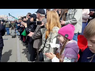 Над площадью Ленина в Чите в исполнении военнослужащих звучат песни День Победы, Мы  Армия народа, Марш Защитников Донбас
