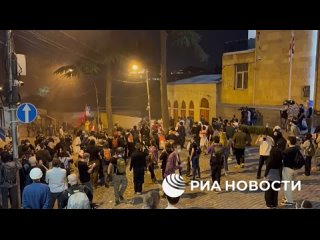 В парламенте Грузии объявили красный уровень опасности из-за попыток демонстрантов прорваться в здание