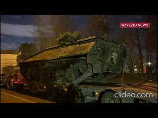 Бронетехника НАТО едет по Москве, но не так, как хотели бы наши враги