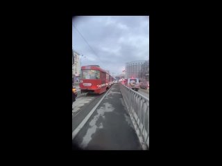 В центре Екатеринбурга сломанный трамвай парализовал движение