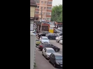 В Краснодаре на улице Репина бородач с ножом напал на водителя.