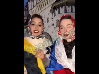 В Измайловском Кремле русские девушки снимали ролик в поддержку России. Это заметили  нацисты-ваххабиты,один из них отобрал флаг