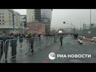 Десятки тысяч мусульман собрались в Москве у Соборной мечети на молитву по случаю Ураза-Байрама