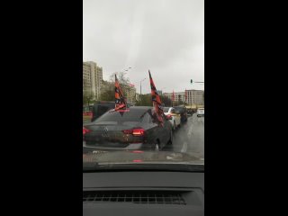 Автопробег в поддержку президента  Путина с флагами НОД, флагом победы, георгиевской лентой, красным флагом СССР. Ина