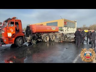 На трассе Уфа – Оренбург произошло столкновение КамАЗа с легковым автомобилем, в результате чего погибли 5 человек.