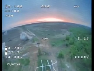 На первом видео поражение немецкой БМП Marder 1A3 ВСУ ударом FPV-дрона, в результате которого машина была обездвижена и брошена